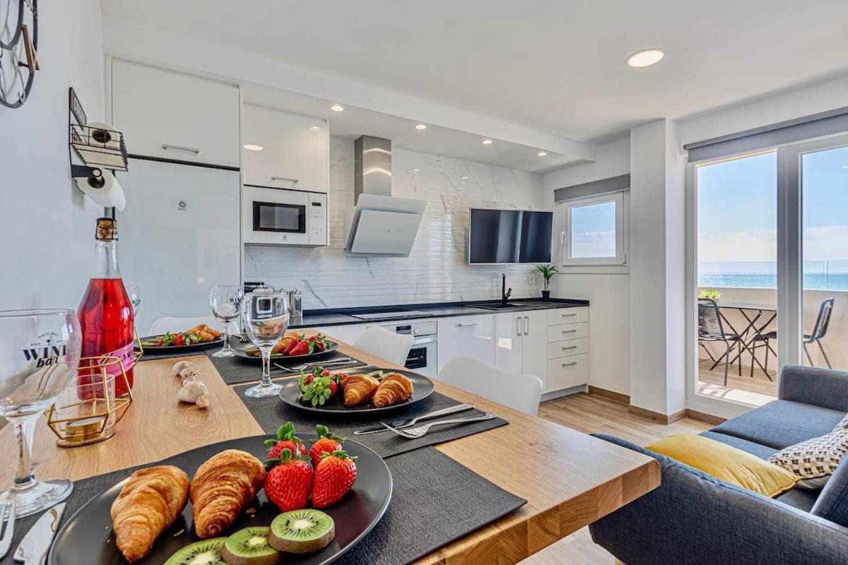 797 Holiday Rentals - Benalbeach- Moderno Piso Para 5 Con Vistas Al Mar Benalmádena Dış mekan fotoğraf